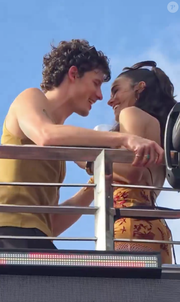 Segundo uma leitura labial feita por fãs, Shawn Mendes teria feito uma declaração de amor para Bruna Marquezine