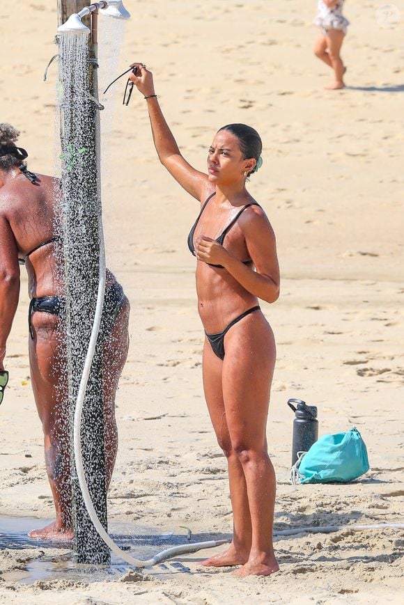 Bella Campos chamou atenção na praia de São Conrado