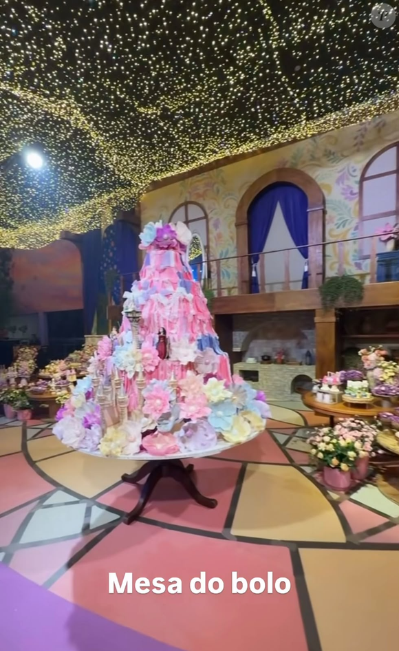 O bolo da festa de 4 anos de Maria Flor pesava uma tonelada e tinha mais de 3 metros de altura, segundo informações divulgadas pelo portal LeoDias. Assinado por Denilson Lima, o projeto foi inspirado em 'Enrolados' e reuniu esculturas dos personagens, flores e detalhes que remetem ao universo de Rapunzel