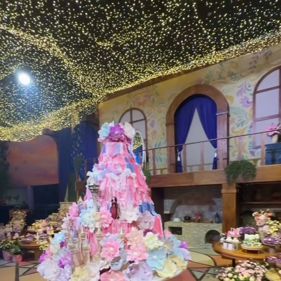 O bolo da festa de 4 anos de Maria Flor pesava uma tonelada e tinha mais de 3 metros de altura, segundo informações divulgadas pelo portal LeoDias. Assinado por Denilson Lima, o projeto foi inspirado em 'Enrolados' e reuniu esculturas dos personagens, flores e detalhes que remetem ao universo de Rapunzel