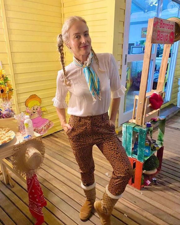 Look junino de Angélica tinha calça em animal print e botas