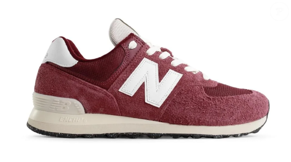 Tênis vinho da New Balance: modelo 574 V2 famoso da marca foi feito com materiais tecnológicos e possui solado antiderrapante.