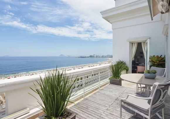 Lady Gaga se instalou no lendário Copacabana Palace, no Rio de Janeiro, e tudo indica que esteja ocupando uma das suítes mais luxuosas e cobiçadas do país: a Penthouse do sexto andar