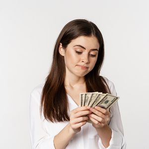 Pagar em dinheiro pode fazer mais diferença do que você imagina. Entenda como a chamada 'dor de pagar' influencia o cérebro, reduz compras impulsivas e ajuda no controle das finanças pessoais