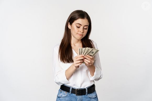 Pagar em dinheiro pode fazer mais diferença do que você imagina. Entenda como a chamada 'dor de pagar' influencia o cérebro, reduz compras impulsivas e ajuda no controle das finanças pessoais