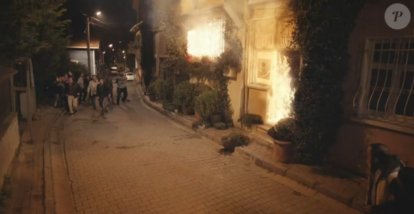 Sirin e o pai, Enver, ficam sem chão ao verem a casa onde moravam completamente destruída pelo fogo, na novela 'Força de Mulher' no capítulo de segunda-feira, 12 de maio de 2025