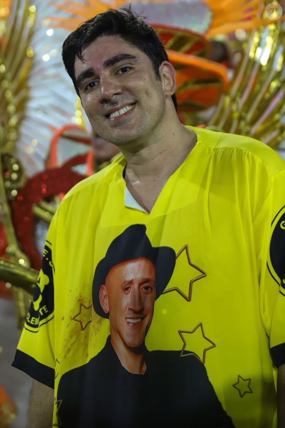 O humorista participará de um carro alegórico que representará a abordagem de uma tentativa de golpe, interpretando Bolsonaro. Vale lembrar que Adnet já imitou o ex-presidente várias vezes nos últimos anos.