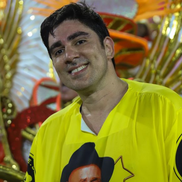 O humorista participará de um carro alegórico que representará a abordagem de uma tentativa de golpe, interpretando Bolsonaro. Vale lembrar que Adnet já imitou o ex-presidente várias vezes nos últimos anos.