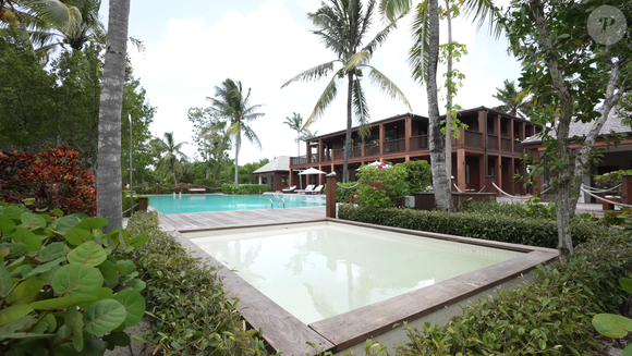 Área externa do resort particular de Bruce Willis contava com uma piscina infantil a uma para adultos, gigantesca