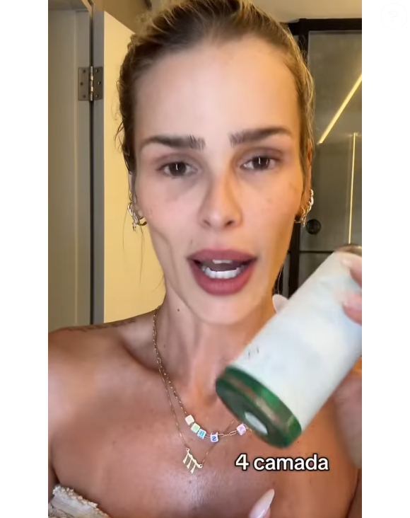 A 4ª camada aplicada por Yasmin é o óleo corporal.