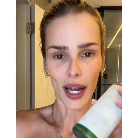 A 4ª camada aplicada por Yasmin é o óleo corporal.