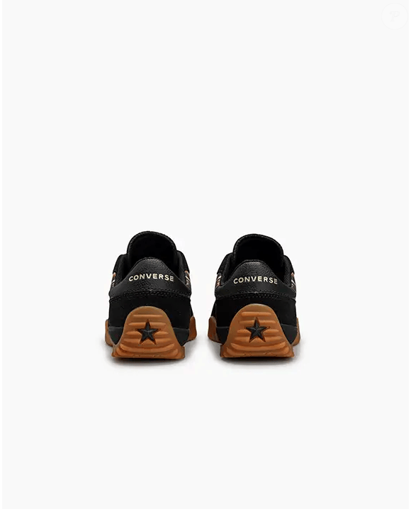 Com sola em tom caramelo e acabamento cuidadoso, o modelo da Converse prova que está longe de ser básico