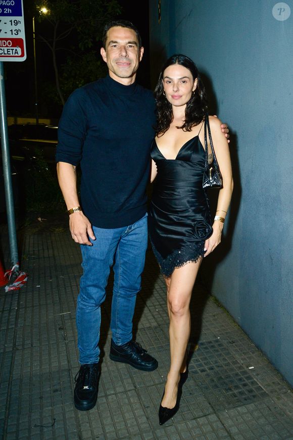 Isis Valverde elegeu vestido de seda assimétrico da grife Alessandra Rich para show de Thiaguinho