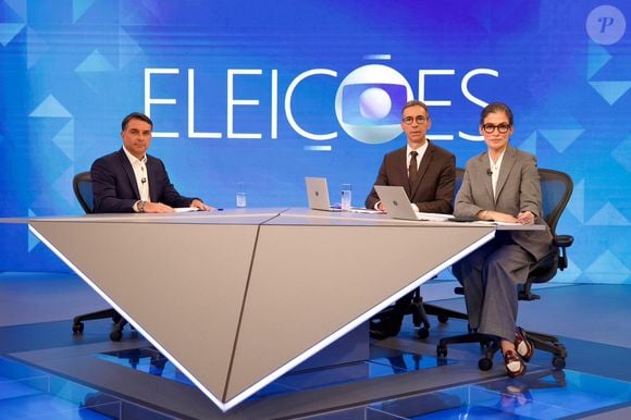 Globo reuniu diretores e repórteres para formularem as perguntas feitas por Renata Vasconcellos e César Tralli aos candidatos à Presidência - ambos na foto com Flávio Bolsonaro