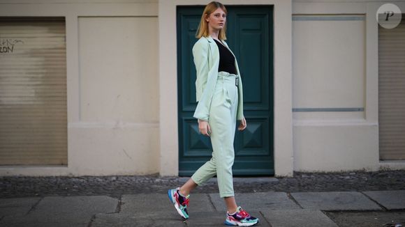 Em ambientes de trabalho onde o terno ainda é a norma, incorporar o tênis ao conjunto não só rompe com a estética, como também redefine a hierarquia implícita do espaço