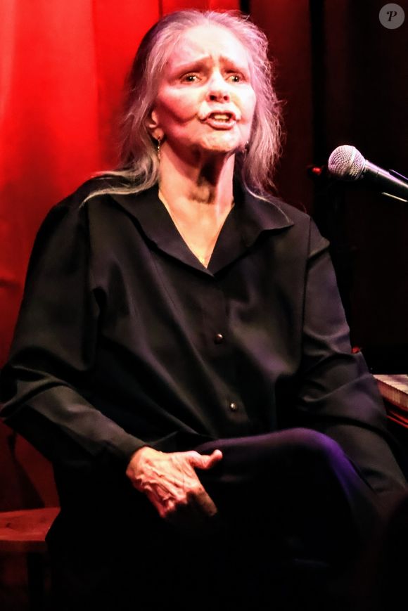 Ângela Rô Rô teria ameaçado síndica do prédio onde morava ao se encontrar com o filho dela. Com chave de grifa em mãos, cantora teria dito: 'Prepara bastante pano para limpar o sangue da tua mãe'