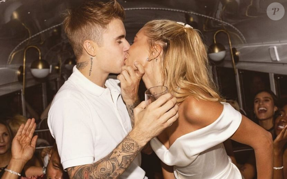 Mas além da dupla, uma outra famosa também investiu em modelo bem parecido: Hailey Bieber!