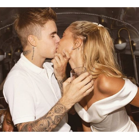 Mas além da dupla, uma outra famosa também investiu em modelo bem parecido: Hailey Bieber!