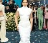 MET Gala 2025: Rosalía deixou a desejar com um look básico all-white coladinho. Pelo menos, serviu 'corpão' e close!