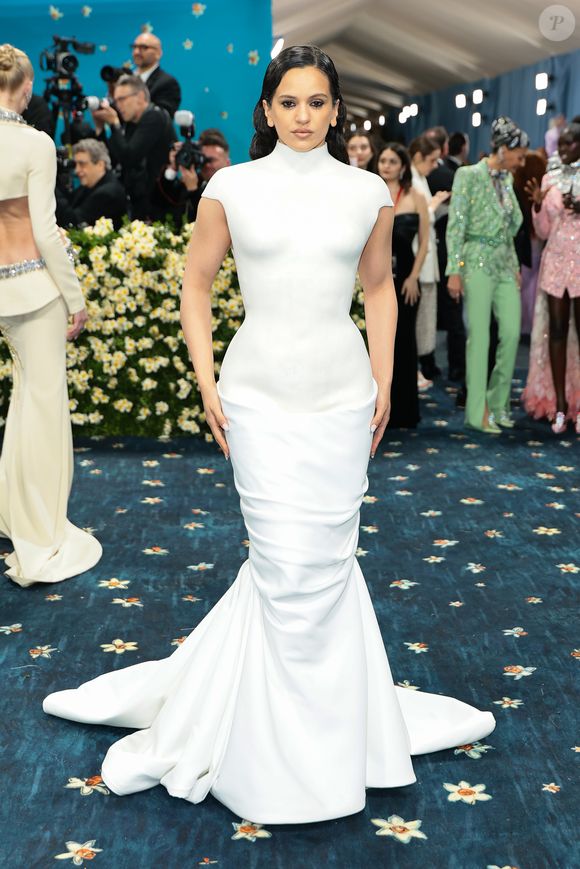 MET Gala 2025: Rosalía deixou a desejar com um look básico all-white coladinho. Pelo menos, serviu 'corpão' e close!