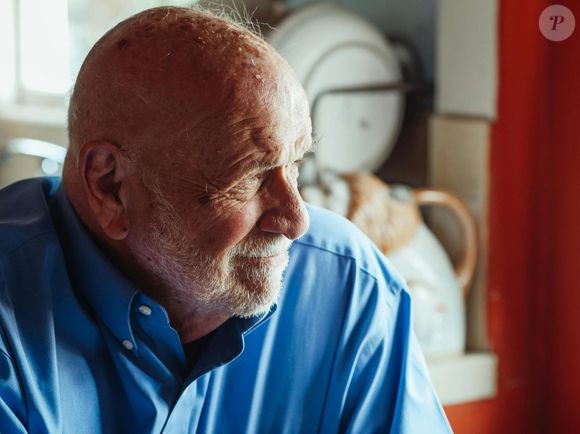 Quatro minutos e trinta e sete segundos: foi o tempo que bastou para um pai de 68 anos entender que as conversas curtas com os filhos não eram pressa, eram proteção