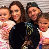Luxo na Copa! Bruna Biancardi embarca com os filhos de Neymar em jatinho personalizado do craque e detalhes roubam a cena