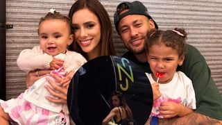 Luxo na Copa! Bruna Biancardi embarca com os filhos de Neymar em jatinho personalizado do craque e detalhes roubam a cena