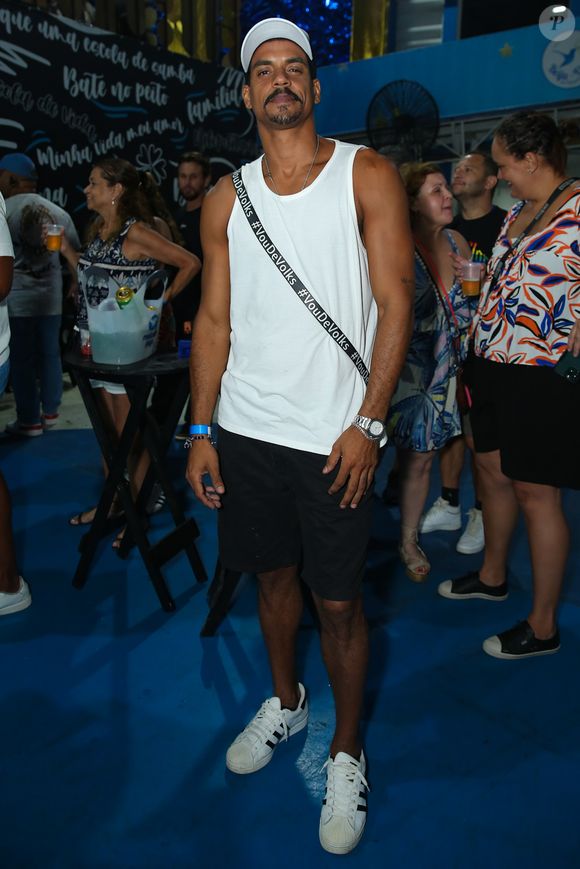 Namorado de Mell Muzzillo, Marcello Melo Jr. também elegeu a regata para ensaio da Beija-Flor