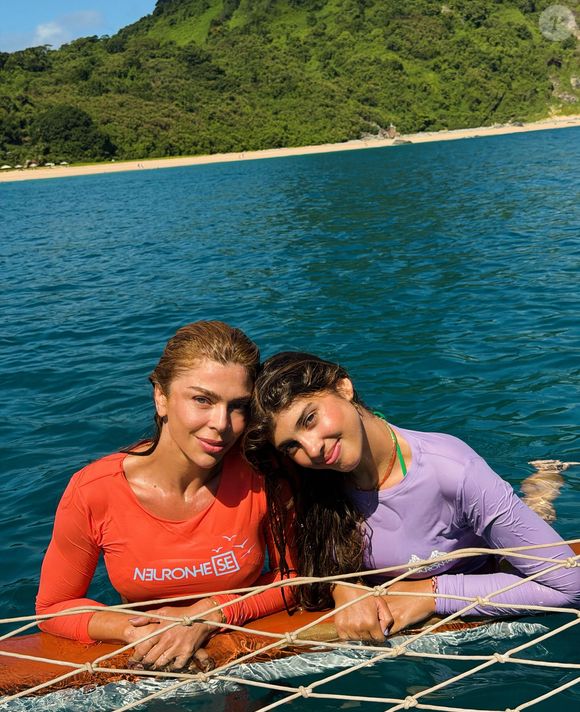 Filha de Cauã Reymond, Sophia se juntou à mãe, Grazi Massafera, em viagem paradisíaca