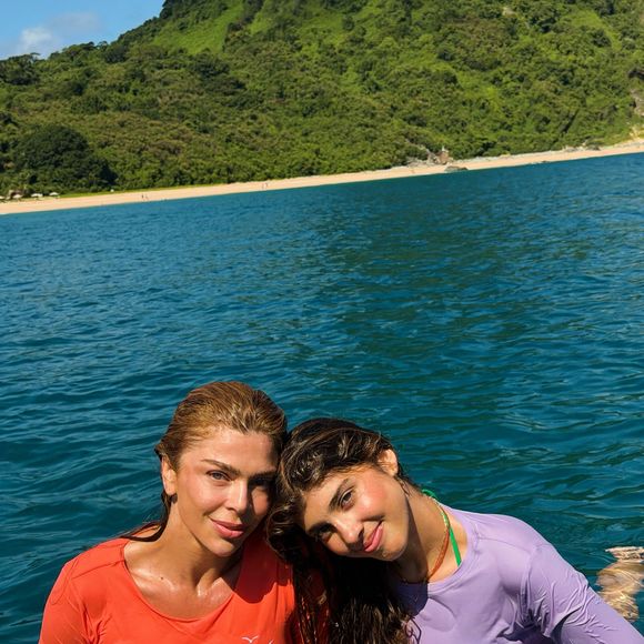 Filha de Cauã Reymond, Sophia se juntou à mãe, Grazi Massafera, em viagem paradisíaca