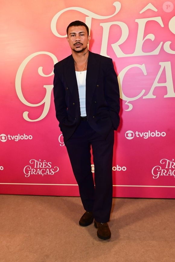 Na novela da Globo, Xamã vive Bagdá, o chefe do tráfico de droga da comunidade da Chacrinha. O namorado de Sophie Charlotte tem 1,80m de altura