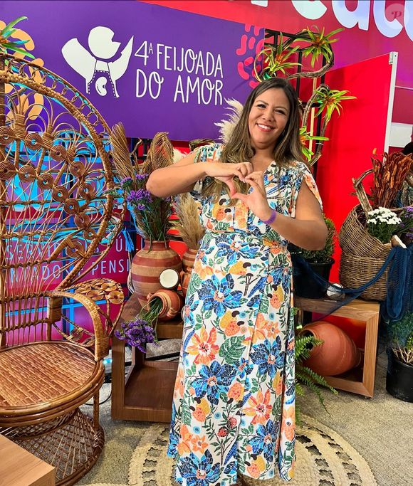 Nas redes sociais, o cantor publicou uma foto ao lado de Mani, desejando-lhe sucesso em sua nova fase profissional. "Muita luz nessa nova fase, merecedora de todas as bênçãos!", disse ele.