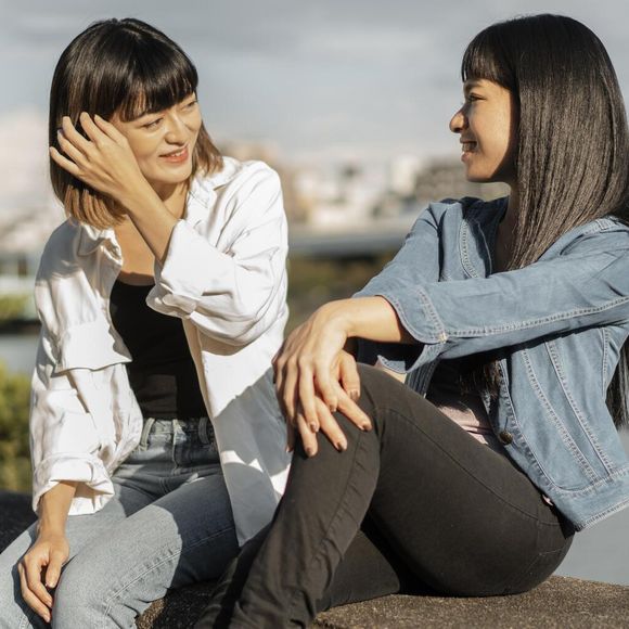 Psicologia revela que pessoas magnéticas fazem você se sentir confortável sem esforço