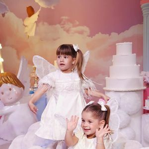 Maria Alice e Maria Flor disputam microfone antes do parabéns e momento viraliza nas redes sociais