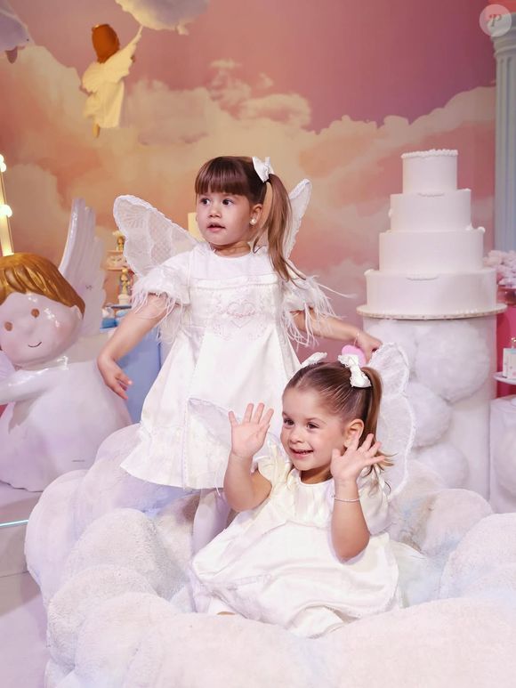 Maria Alice e Maria Flor disputam microfone antes do parabéns e momento viraliza nas redes sociais