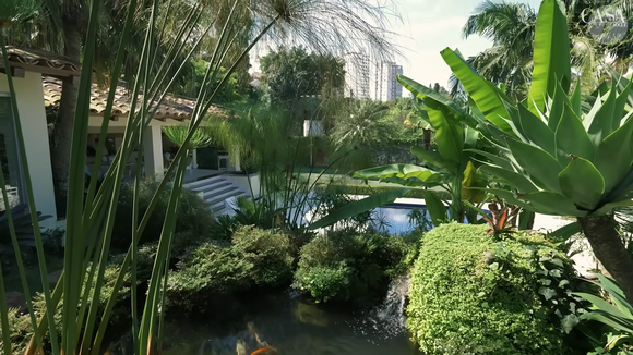 Ronnie Von optou por deixar a casa bem arborizada, diferente dos prédios da cidade de São Paulo