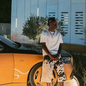 Vini Jr. possui uma das coleções de carros mais luxuosas do futebol mundial, com modelos como Lamborghini de R$ 4 milhões, BMW i4 M50 e Mercedes-Maybach exclusivo. Apesar da ostentação, um motivo curioso impede o craque de dirigir os próprios automóveis