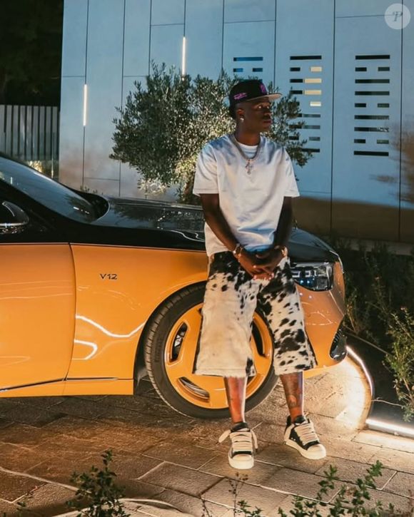Vini Jr. possui uma das coleções de carros mais luxuosas do futebol mundial, com modelos como Lamborghini de R$ 4 milhões, BMW i4 M50 e Mercedes-Maybach exclusivo. Apesar da ostentação, um motivo curioso impede o craque de dirigir os próprios automóveis