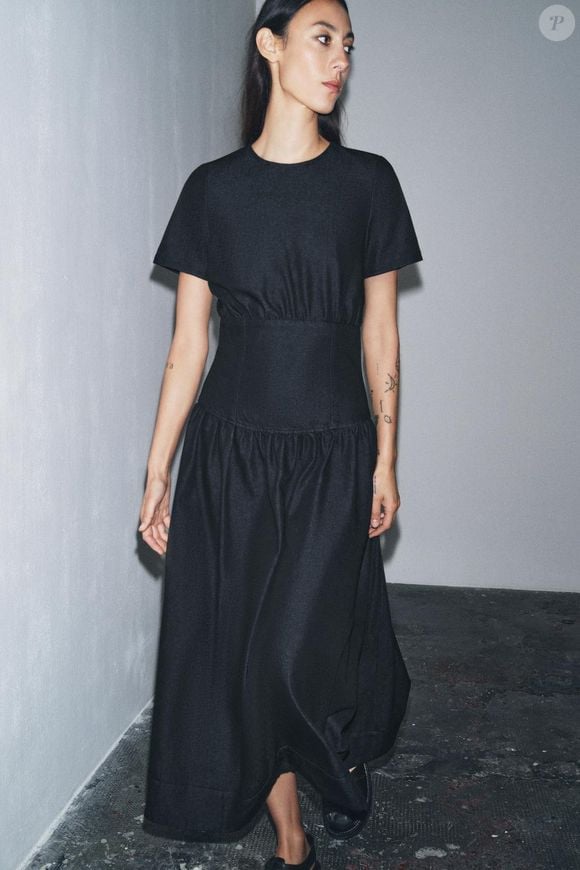 Com cintura estruturada e saia evasê, o vestido jeans aposta em linhas precisas que lembram a alfaiataria contemporânea japonesa. Disponível por R$ 529
