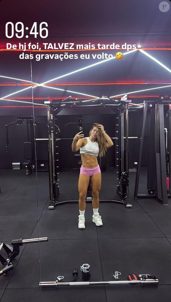 Virgínia Fonseca publicou uma foto pós-treino. Com blusa branca e um short rosa bem curtinho, a famosa chamou atenção, principalmente, pelo tamanho das pernas