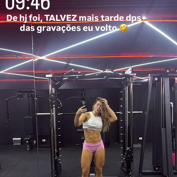 Virgínia Fonseca publicou uma foto pós-treino. Com blusa branca e um short rosa bem curtinho, a famosa chamou atenção, principalmente, pelo tamanho das pernas
