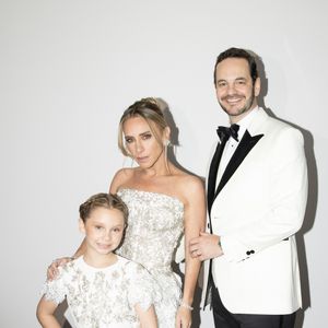 Lethicia Bronstein assinou o próprio vestido, uma releitura couture inspirada no icônico modelo Junon de Christian Dior, bordado à mão com mais de 3.500 pétalas de organza e cristais Swarovski