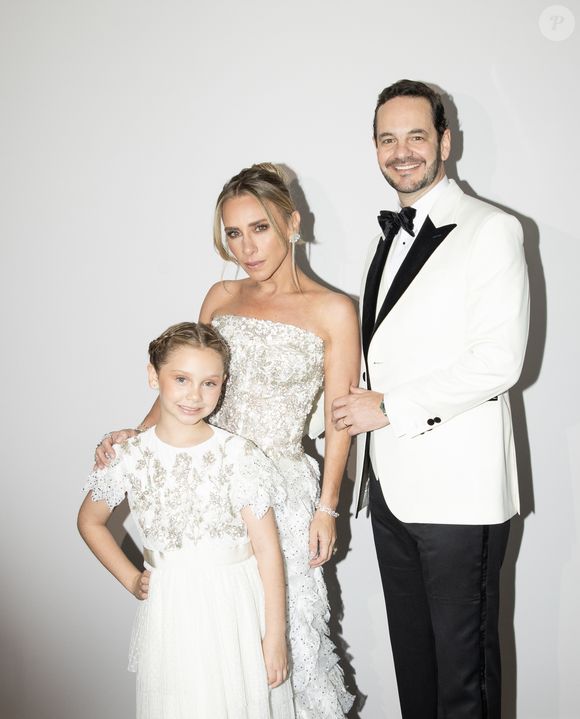 Lethicia Bronstein assinou o próprio vestido, uma releitura couture inspirada no icônico modelo Junon de Christian Dior, bordado à mão com mais de 3.500 pétalas de organza e cristais Swarovski