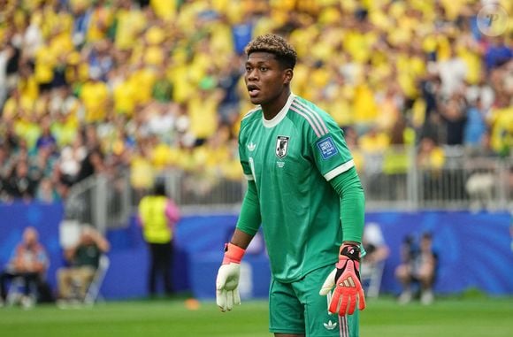 Filho de pai ganês e mãe japonesa, Zion Suzuki roubou a cena na Copa do Mundo 2026. Aos 23 anos, o goleiro já é tratado como uma das maiores promessas do futebol asiático e chamou atenção mesmo na derrota para o Brasil