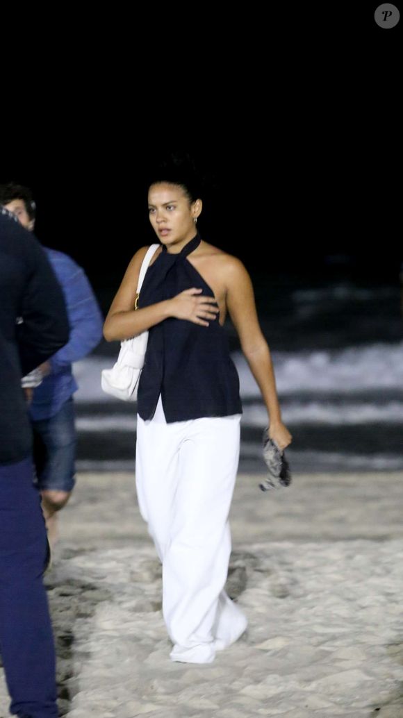 Mistério à beira-mar! Bella Campos é flagrada enterrando objeto suspeito em Copacabana durante gravações de Vale Tudo