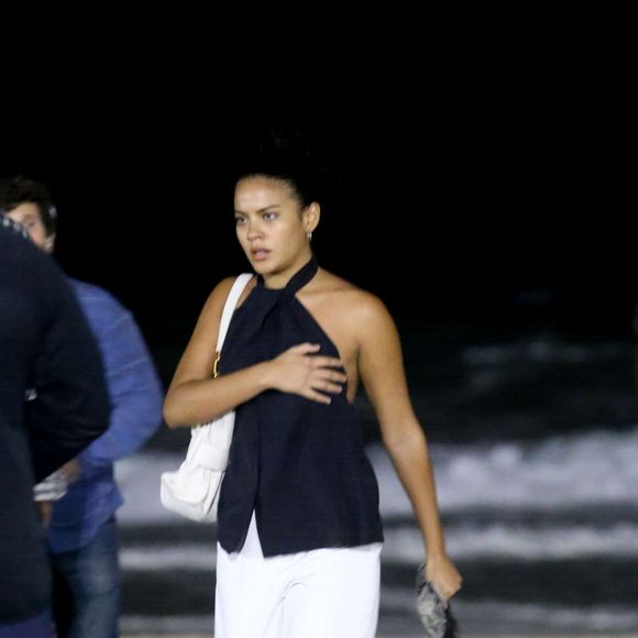 Mistério à beira-mar! Bella Campos é flagrada enterrando objeto suspeito em Copacabana durante gravações de Vale Tudo