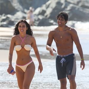 O biquíni com alças cruzadas usado por Vanessa Lopes valoriza a região do busto