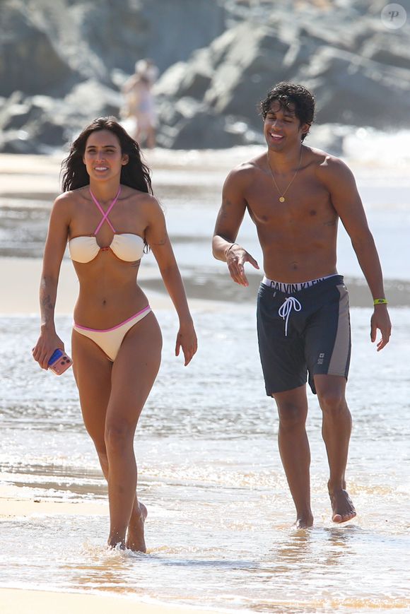 O biquíni com alças cruzadas usado por Vanessa Lopes valoriza a região do busto