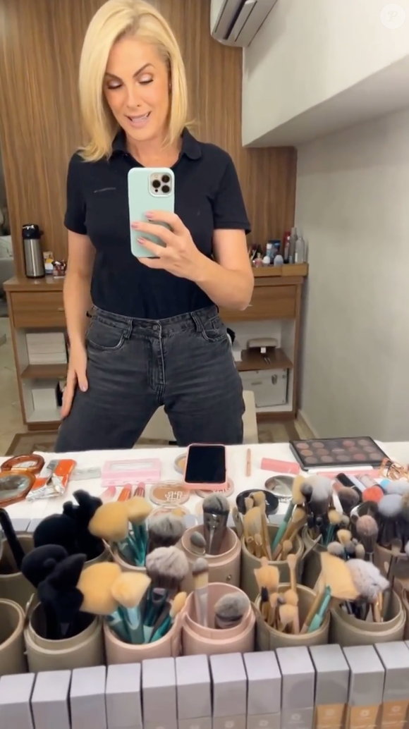 "Sempre usei 38 ou 40. Estava usando 42, quase 44. A sensação de vestir essa calça de novo é muito legal", assumiu Ana Hickmann