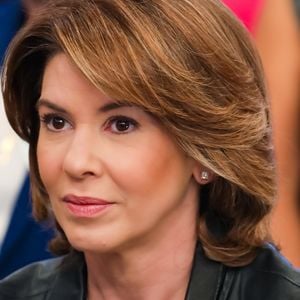 Presidente do SBT e filha de Silvio Santos, Daniela Beyruti surpreendeu os internautas na web com seu 'look' diferentão.